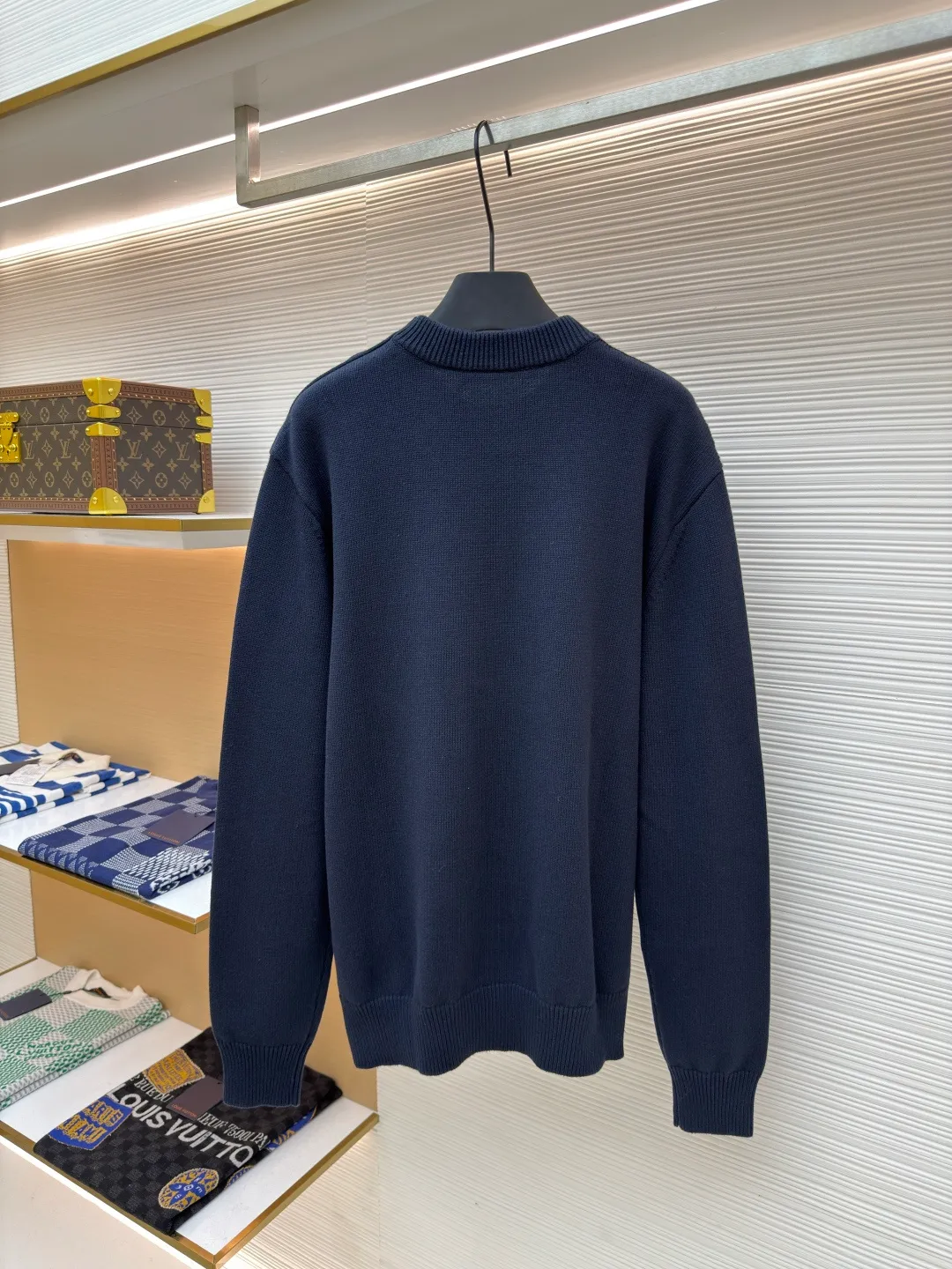 LOUIS VUITTON conch pullover ●Authentic product: Purchased and developed for 14600 ●Item number: 1680419-B50 ●Fabric: mercerized long-staple cotton ●Technology: knitting ●Version: loose fit ●Weight: about 790 grams ●Size: XS-S-M-L ●Description: Made of 100% top-grade long-staple cotton, fully combed and compacted + singeing mercerization process, striving for excellence, which not only retains the simplicity and gentleness of pure cotton, but also gives it a noble temperament like silk. The color is beautiful, the touch is gentle and delicate, you can enjoy silky smoothness, and the long-staple cotton has long fiber The fiber length is usually more than 2.5 centimeters, which is about twice the length of ordinary cotton yarn. Therefore, clothes made of raw materials with this fiber length are more wrinkle-resistant, non-pilling, and have clear textures that are beyond the reach of ordinary cotton yarn. They are non-sticky when worn for a long time in summer, and have particularly good sweat-absorbing effects. The overall wiring is straight and delicate, the fabric is comfortable and soft, and the color is consistent without color difference. It can be matched with the same style to create a fashionable look and control various occasions. Customized accessories, complete with three standards, same style for men and women!